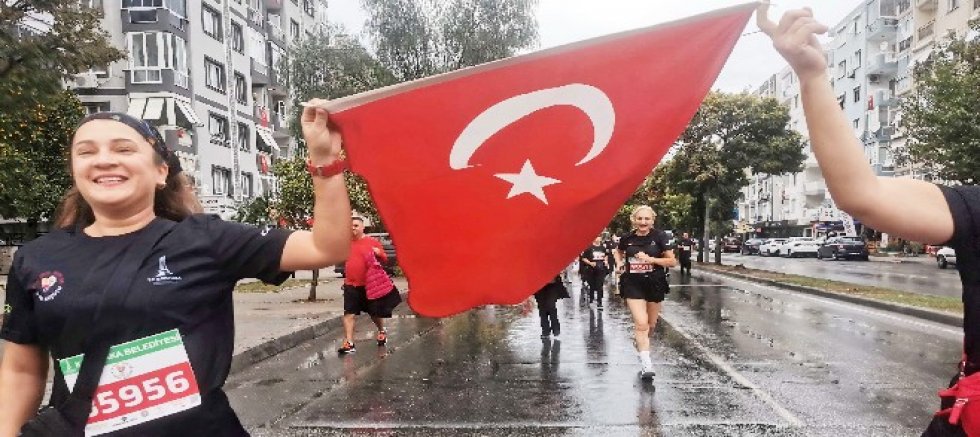 İzmirliler Zübeyde anasına koşacak. Zübeyde Hanım Koşusu’na rekor katılım kayıtlar 1 saatte bitti